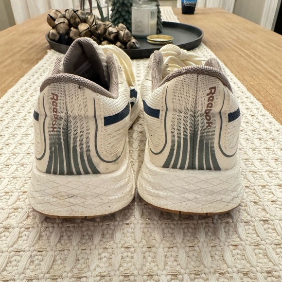 Reebok shoes - Picture 3 of 4